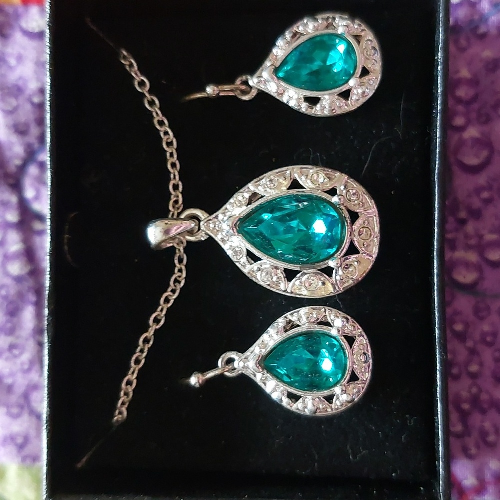 Avon Silver Tone Teal Green Teardrop Necklace & Earrings Set (Dec Birthstone)